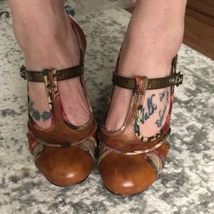 Vintage-like slingback heels